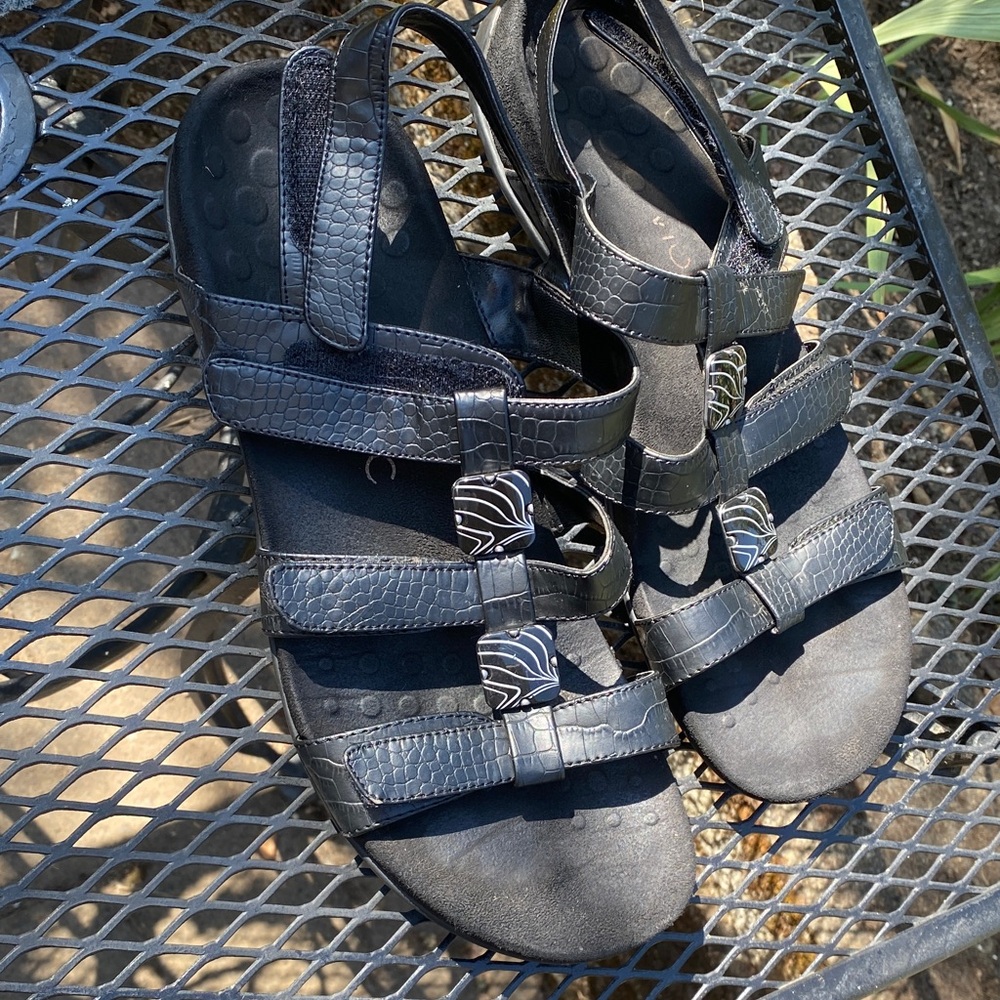 Preowned women’s Vionic orthotics Black Textured Sandals 11 US